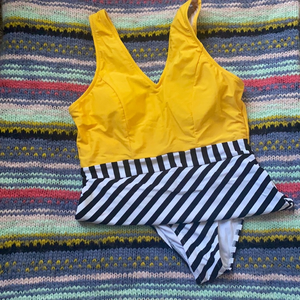 Women’s size M cupshe yellow/black 1 piece swimsuit
